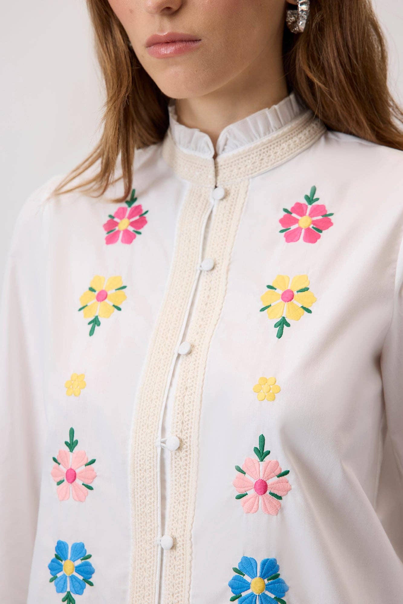 Camicia in popeline ricamata a fiori