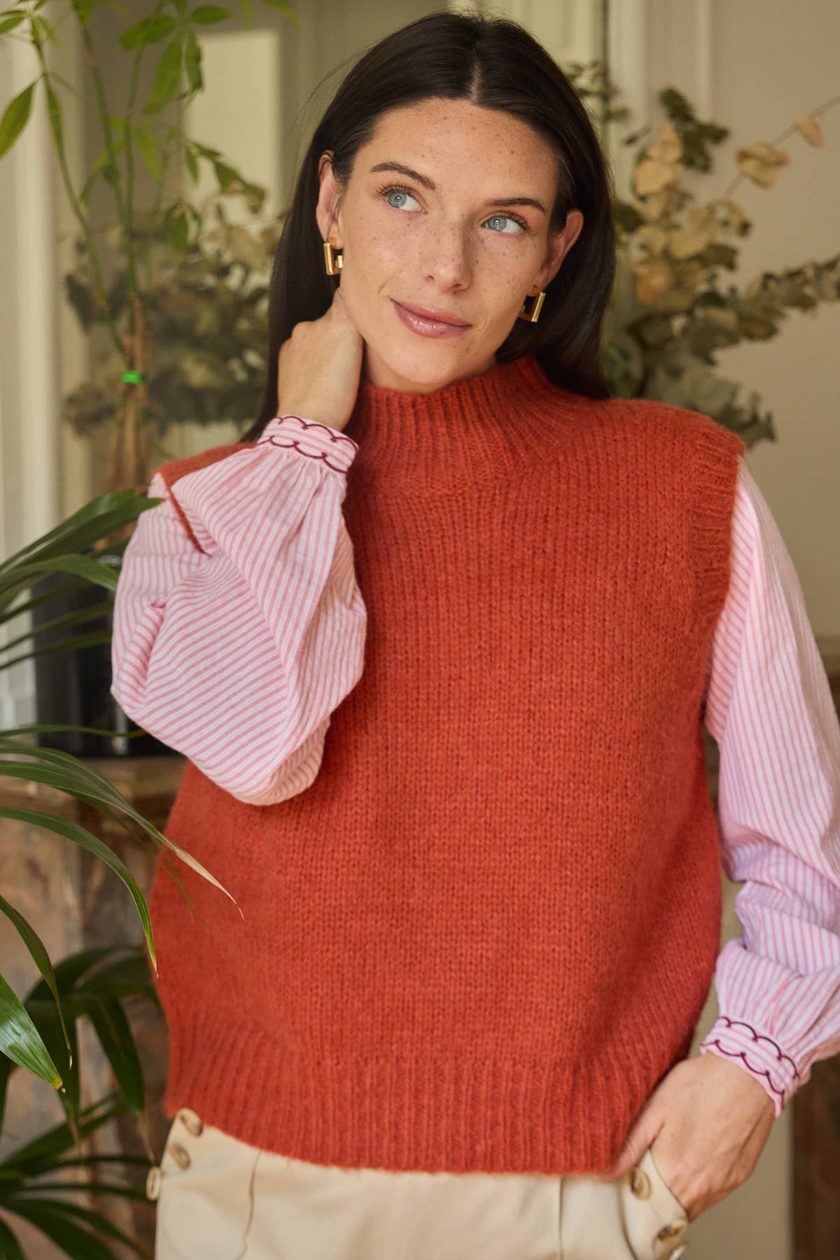 Maglione smanicato in maglia a collo alto da donna
