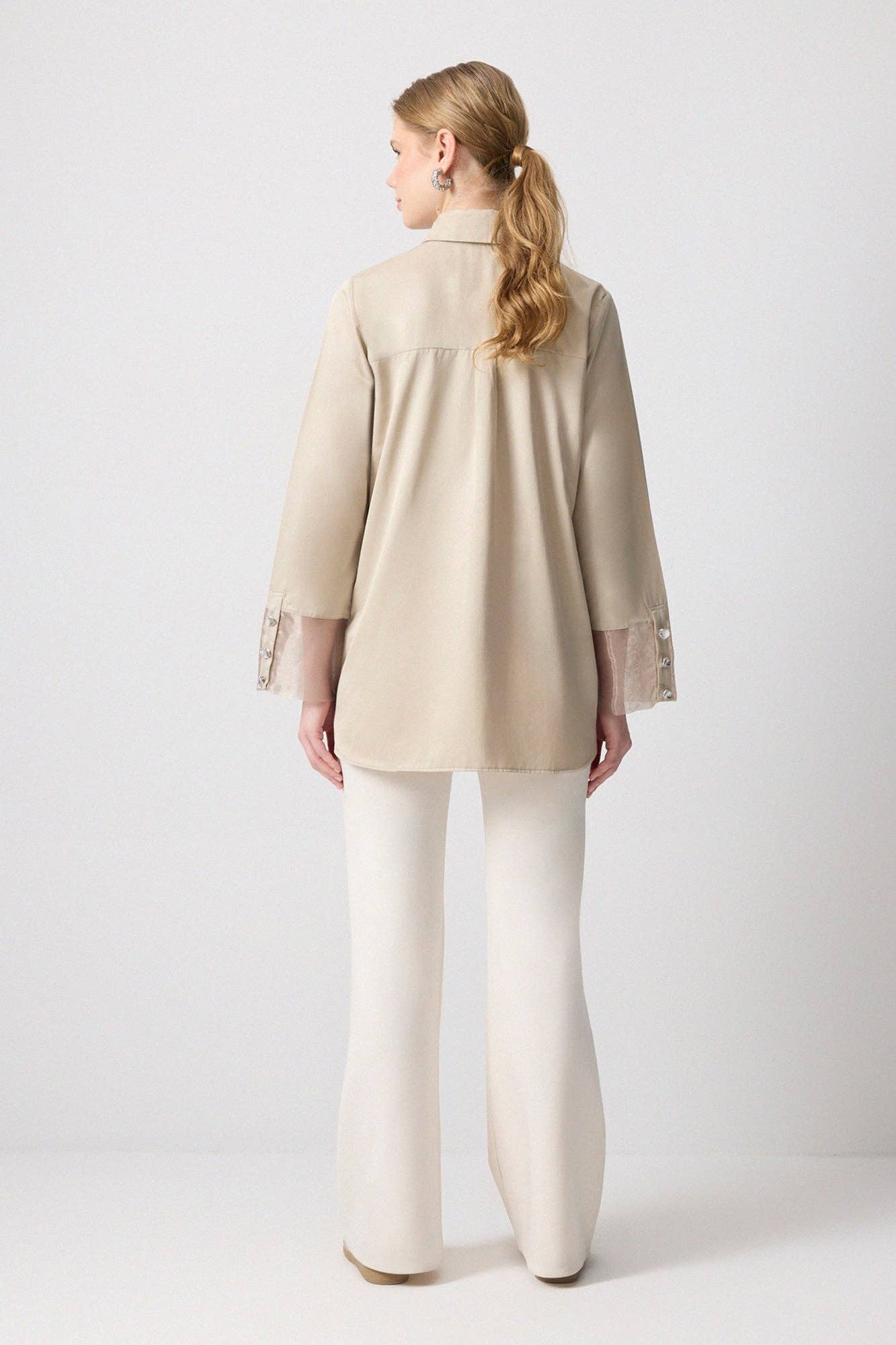 Camicia beige con polsini in organza