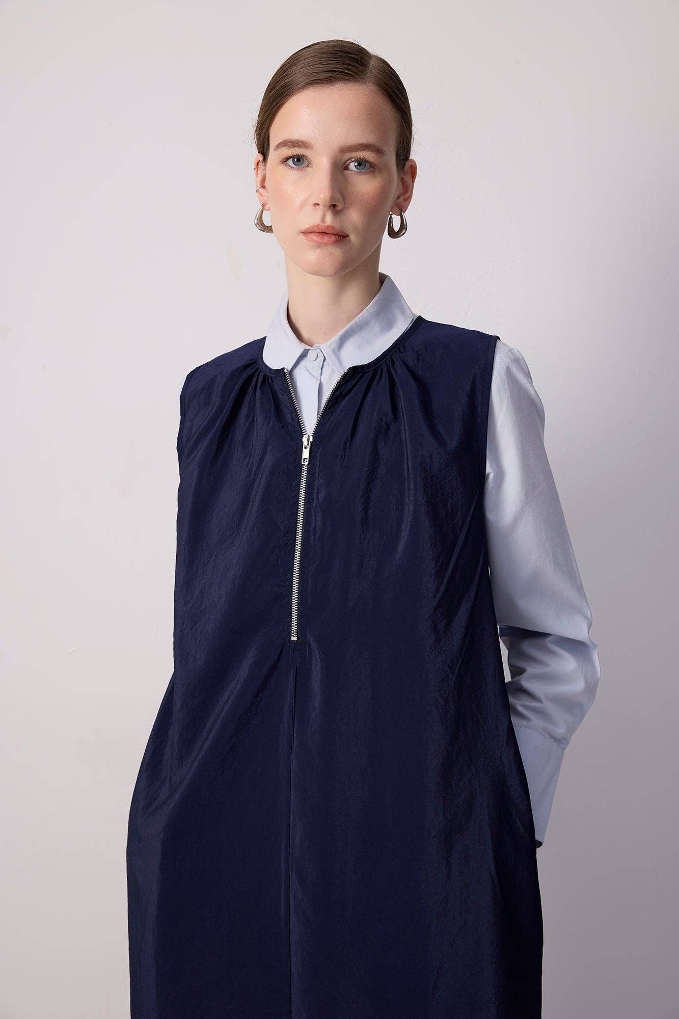 Abito lungo smanicato con zip