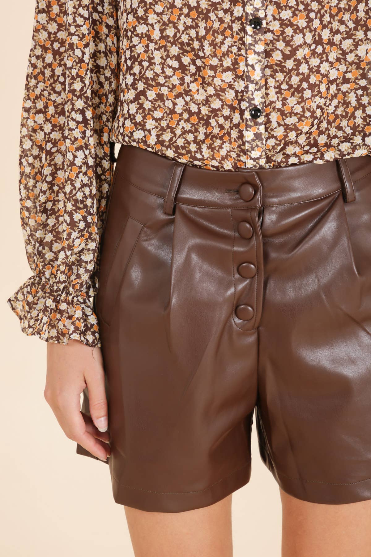 Pantaloncini in ecopelle a vita alta
