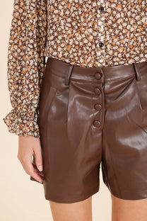 Pantaloncini in ecopelle a vita alta