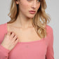 Top a maniche lunghe rosa con scollo quadrato