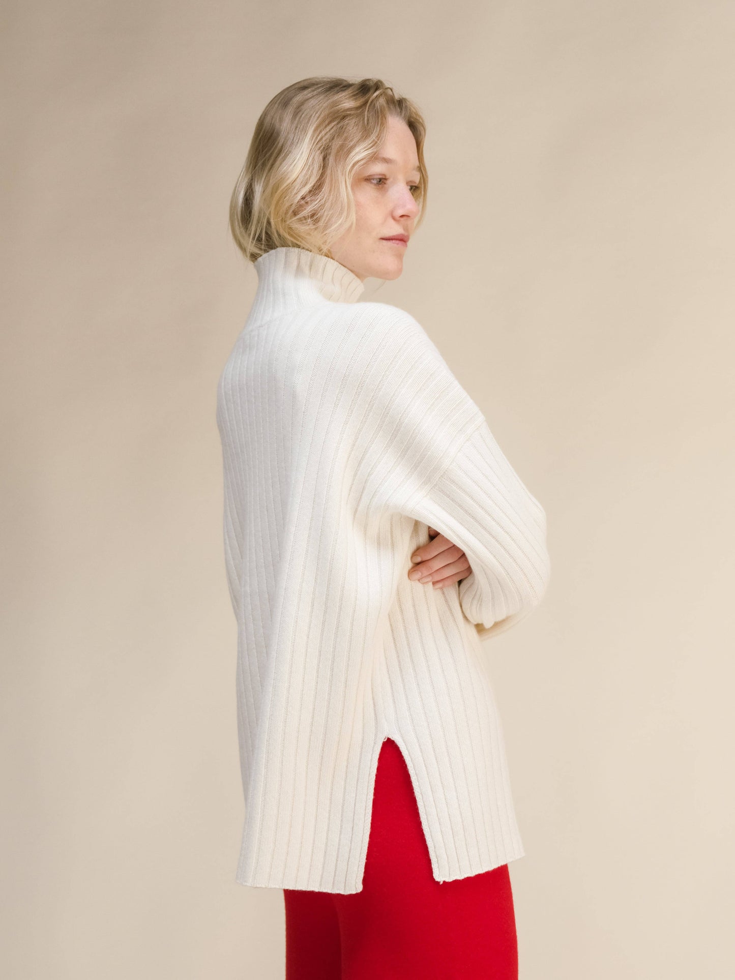 Maglione dolcevita oversize a coste in misto cashmere con spacchi laterali