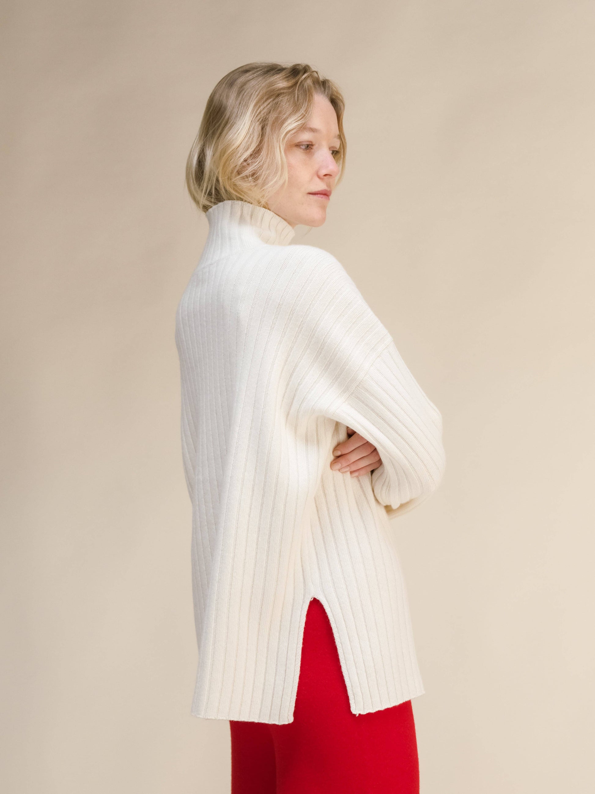 Maglione dolcevita oversize a coste in misto cashmere con spacchi laterali