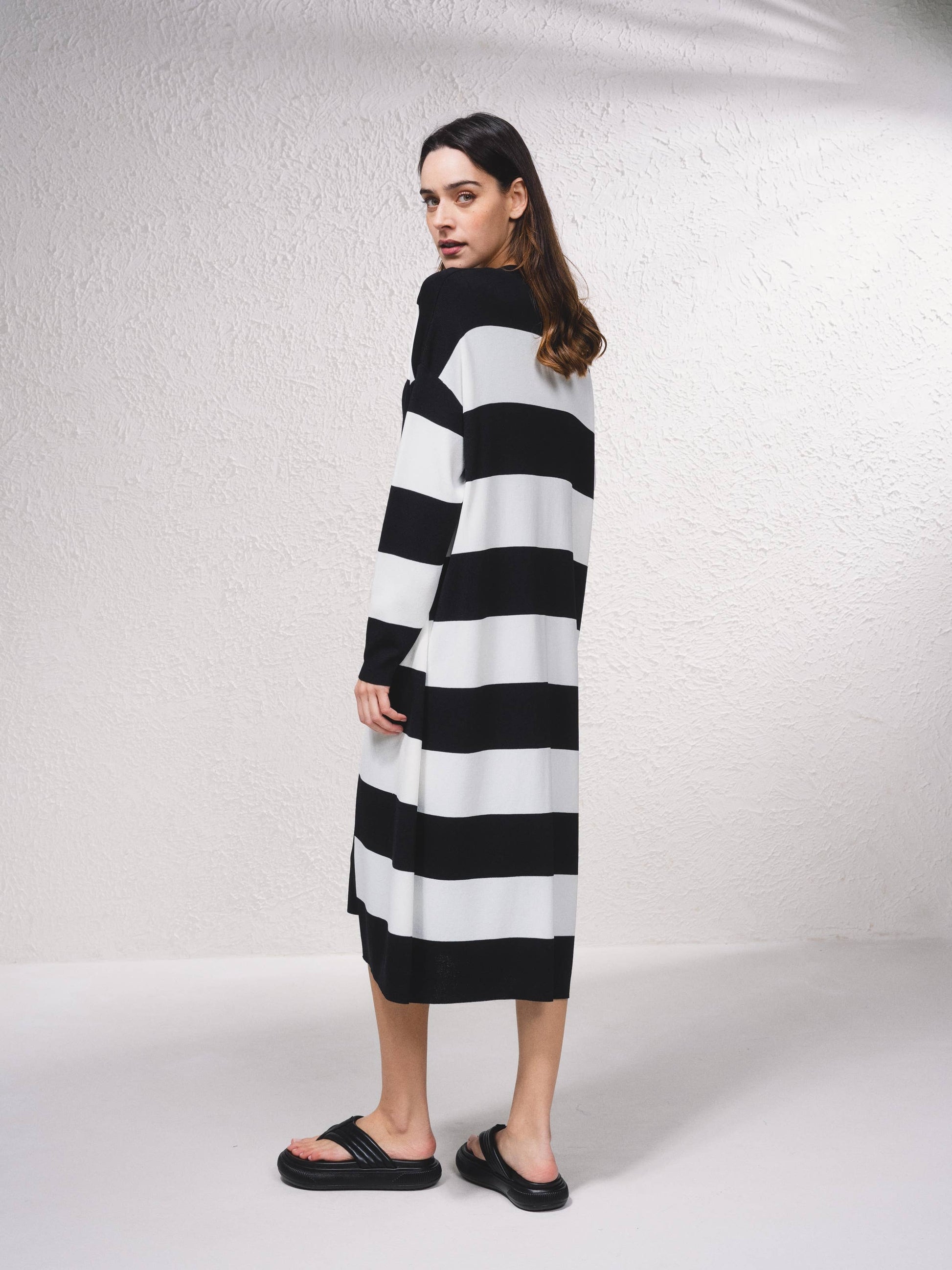 Cardigan lungo a righe aperto