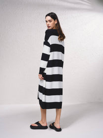 Cardigan lungo a righe aperto