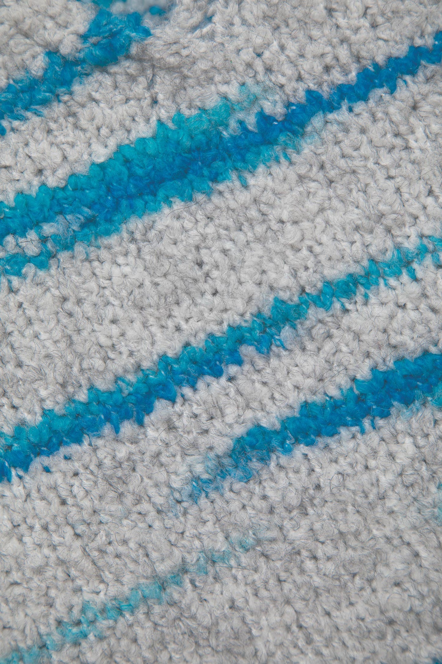 Maglione in maglia a righe con scollo a V