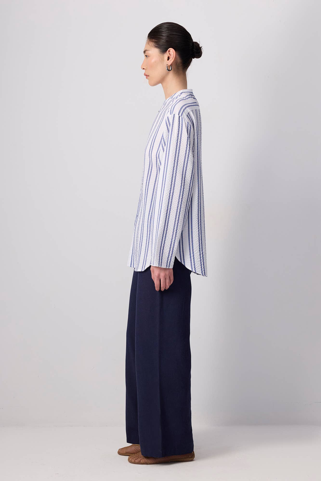 Camicia a righe blu e bianche in misto cotone con collo alla coreana