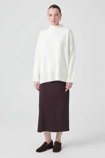 Maglione essenziale a collo alto a coste