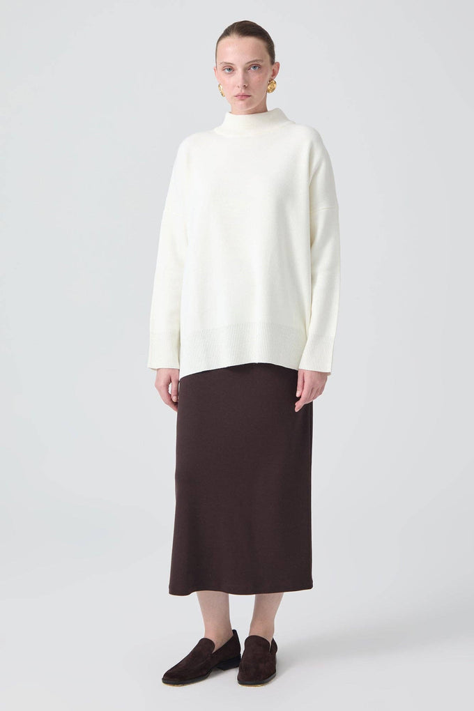 Maglione essenziale a collo alto a coste