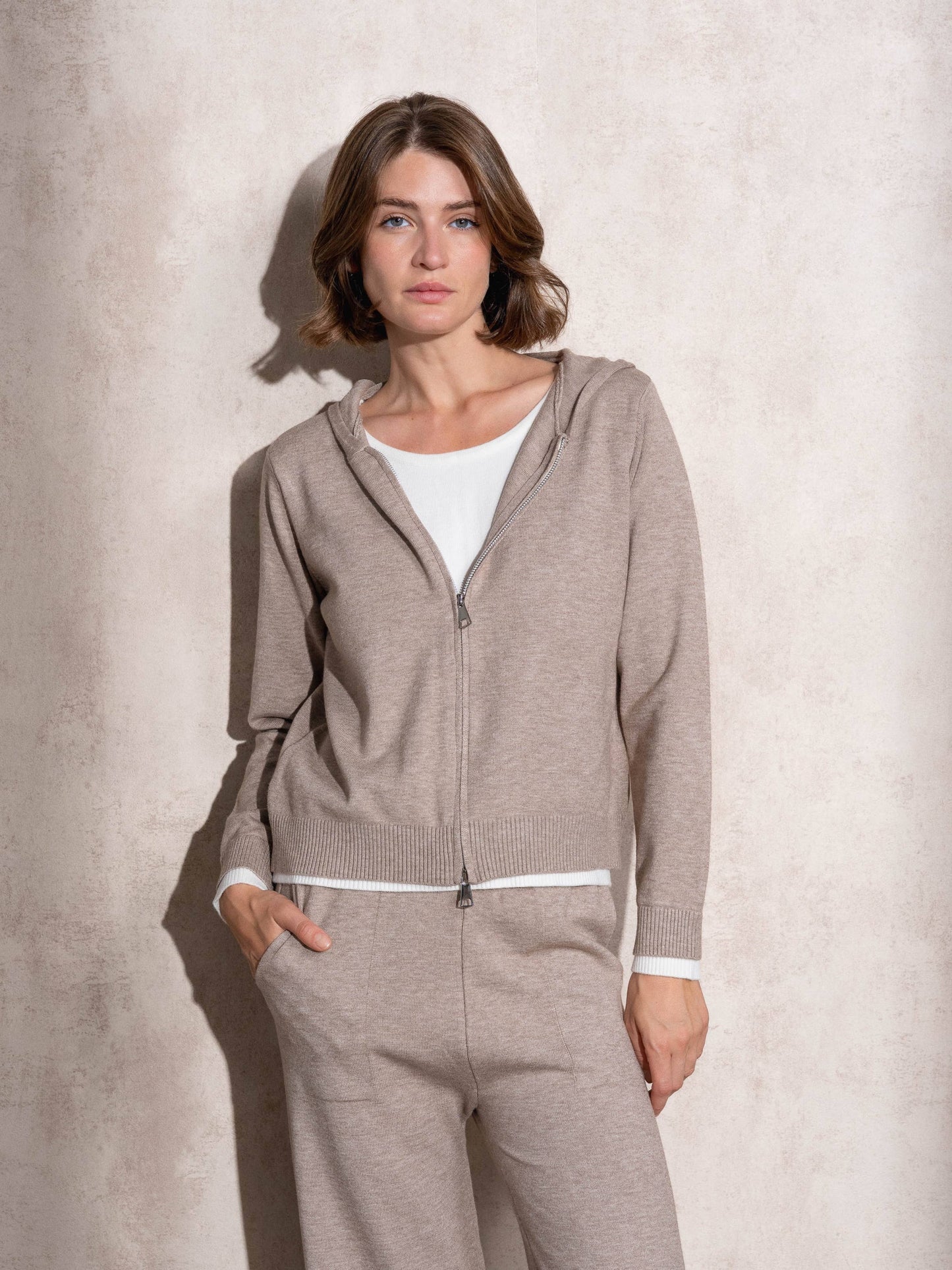 Completo in maglia due pezzi con felpa zip e pantaloni