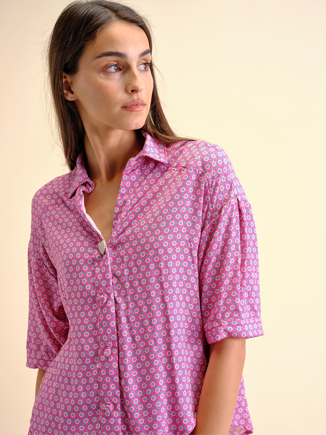 Blusa stampata con bottoni a cuore