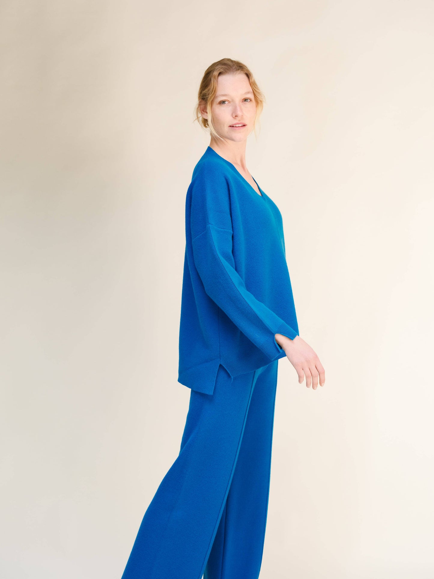 Maxi maglia oversize in misto cashmere con scollo a V e spacchi laterali