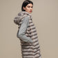 Gilet con cappuccio in ecopelliccia a righe