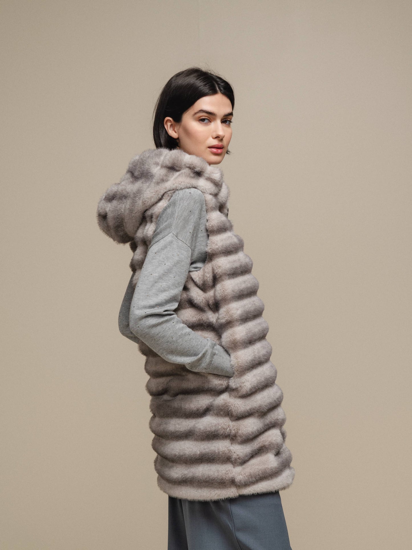Gilet con cappuccio in ecopelliccia a righe