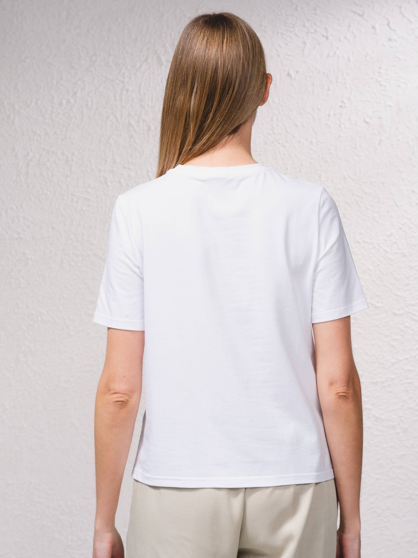 T-shirt bianca con applicazioni brillanti