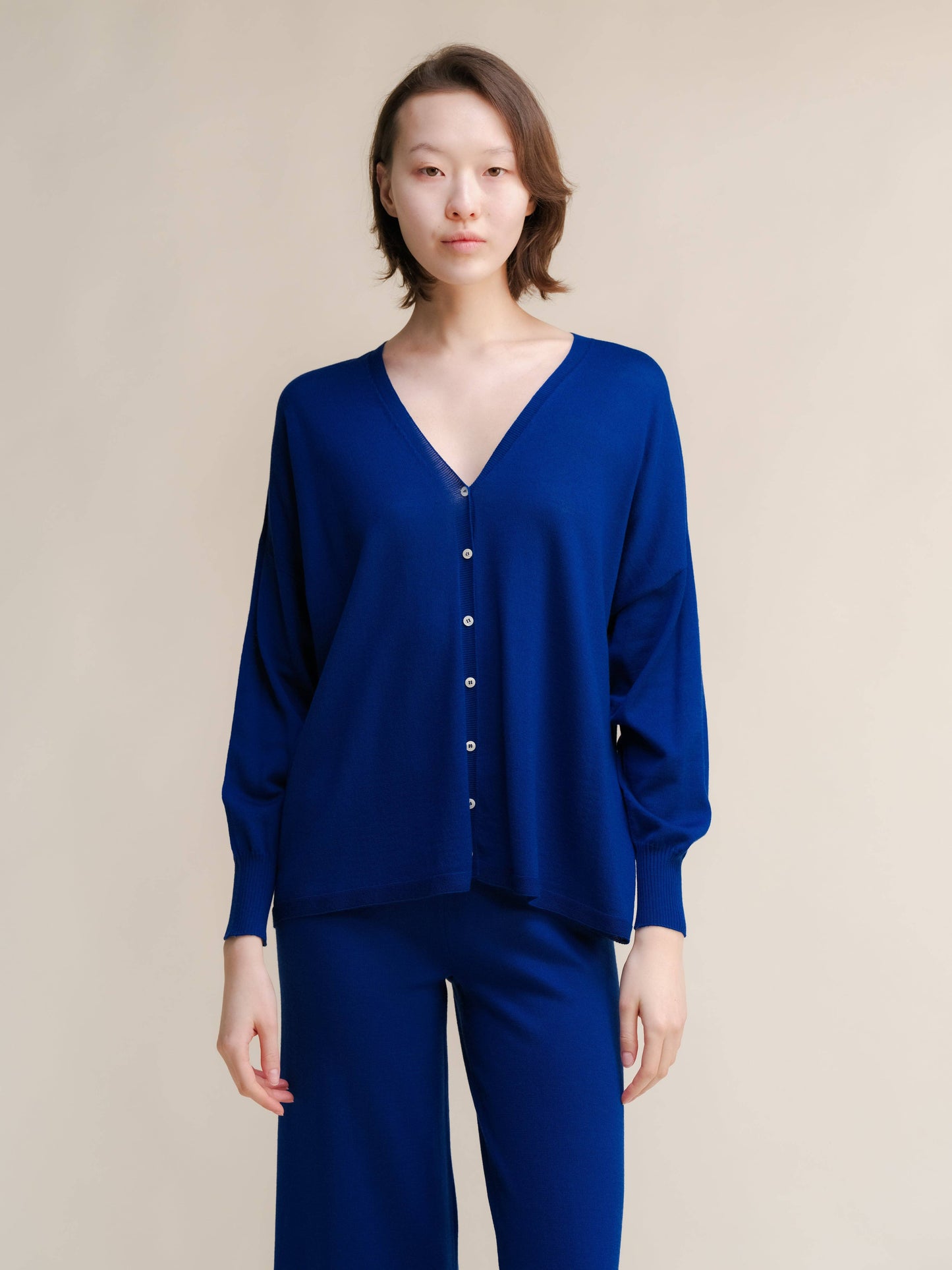 Cardigan oversize in lana merino extrafine con scollo a V