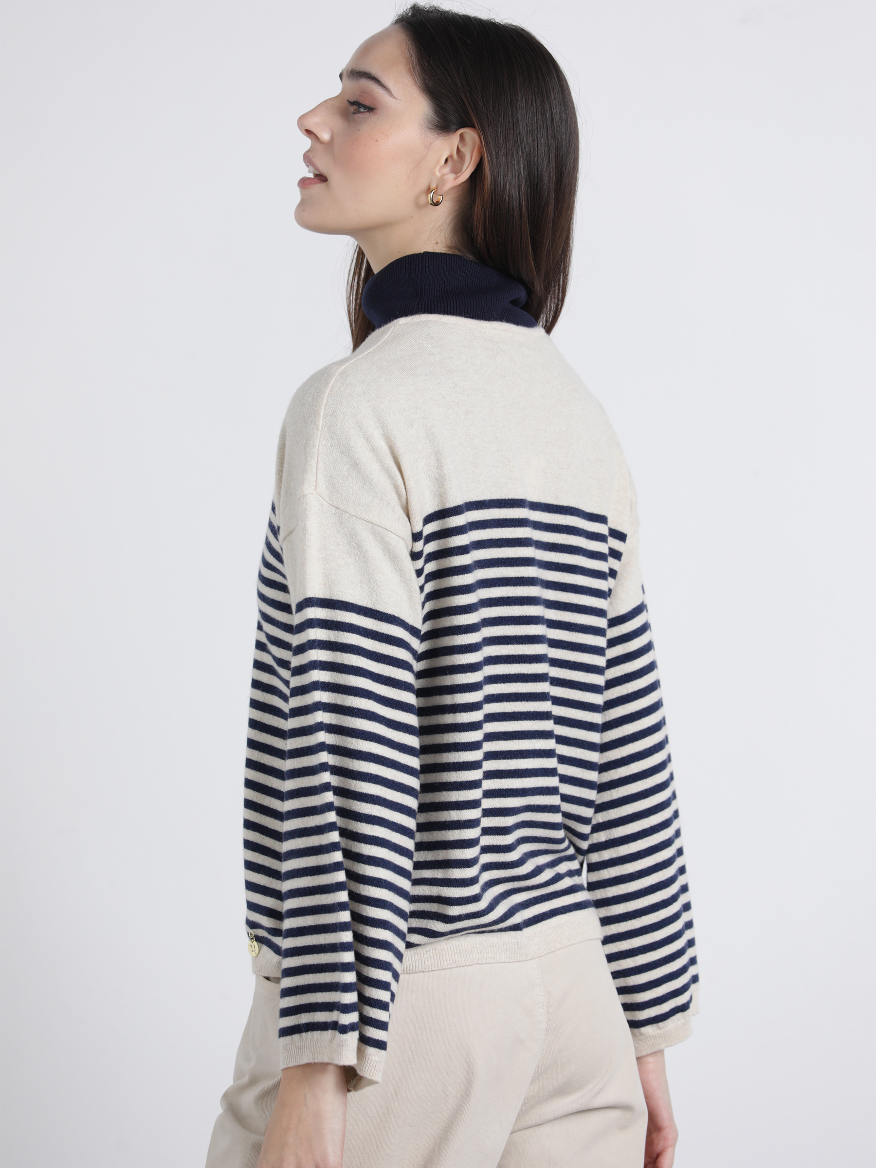 Maglione a righe bicolore con scollo a V