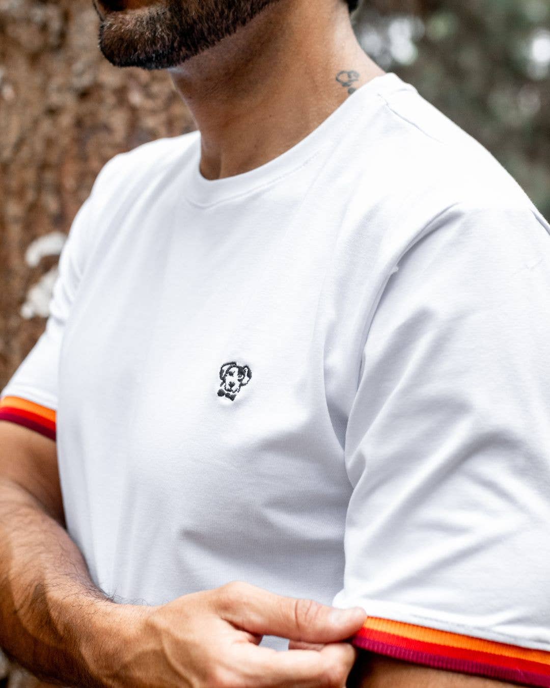 T-shirt uomo antimacchia bianca con bordi arancioni