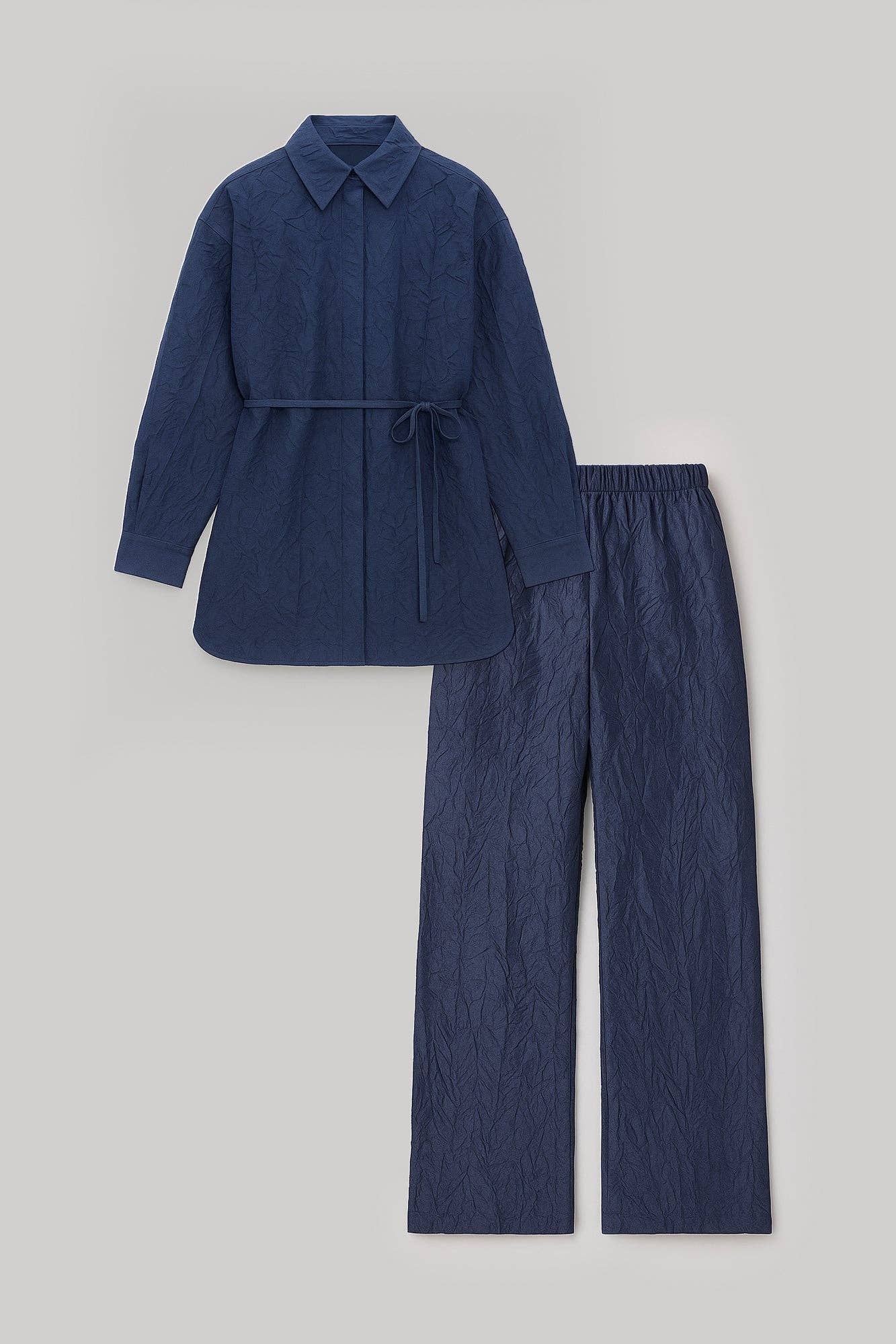 Completo camicia e pantaloni blu navy effetto stropicciato