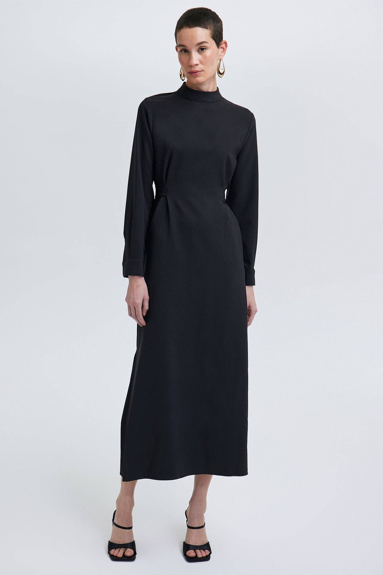 Abito maxi in crêpe nero con cintura e collo alto