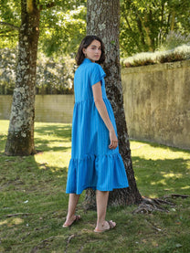 Abito midi a righe con bottoni e balze