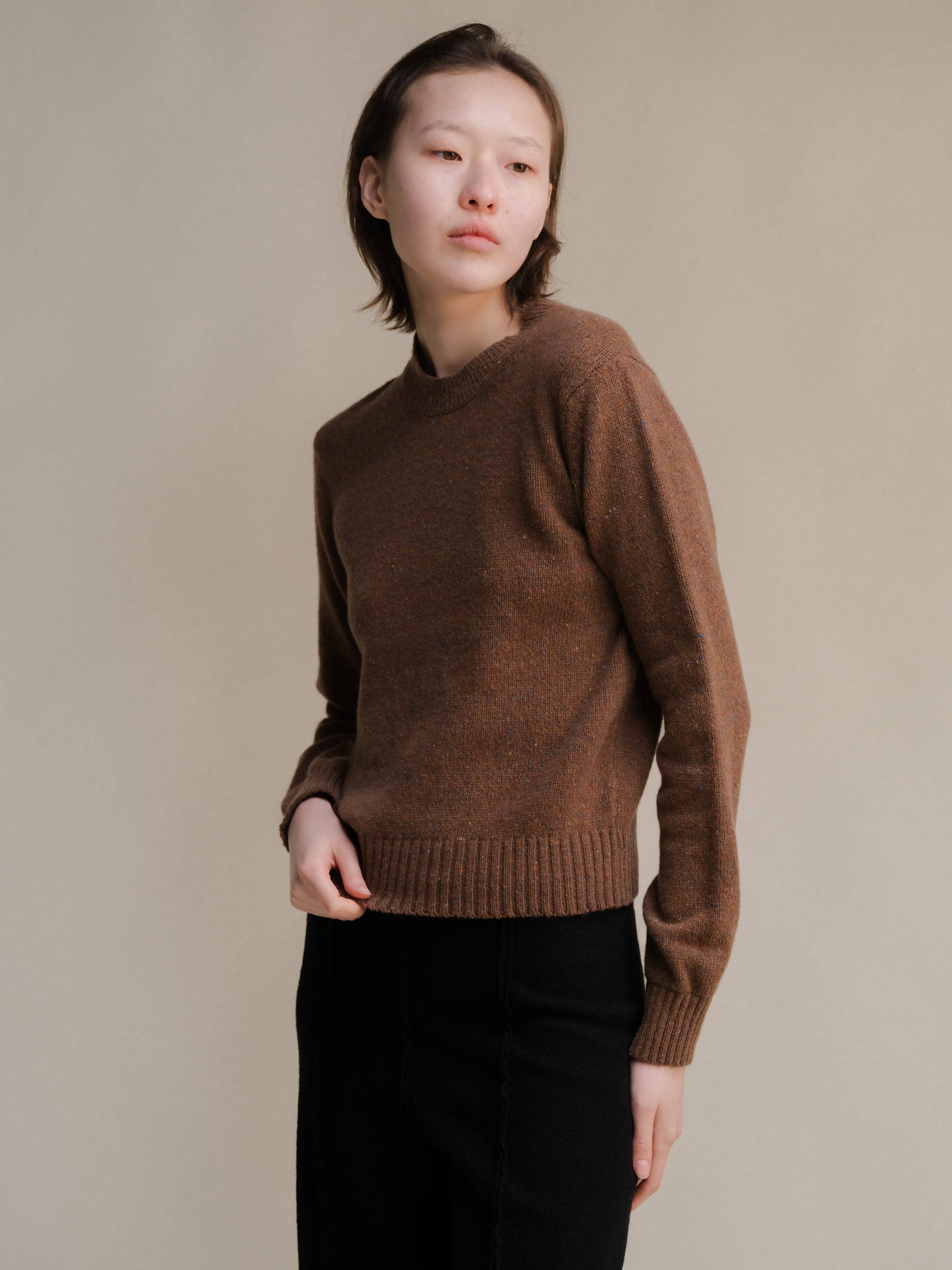 Maglione girocollo in tweed cropped in lana riciclata