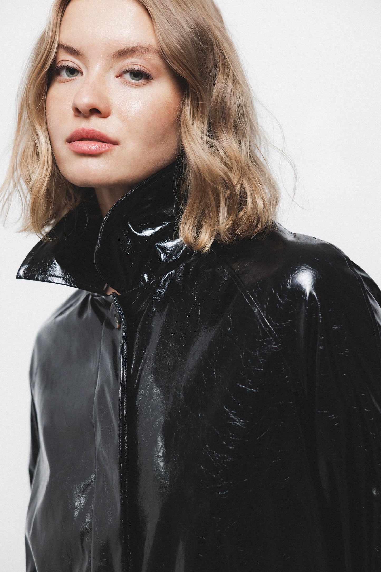 Trench coat effetto pelle nero lucido