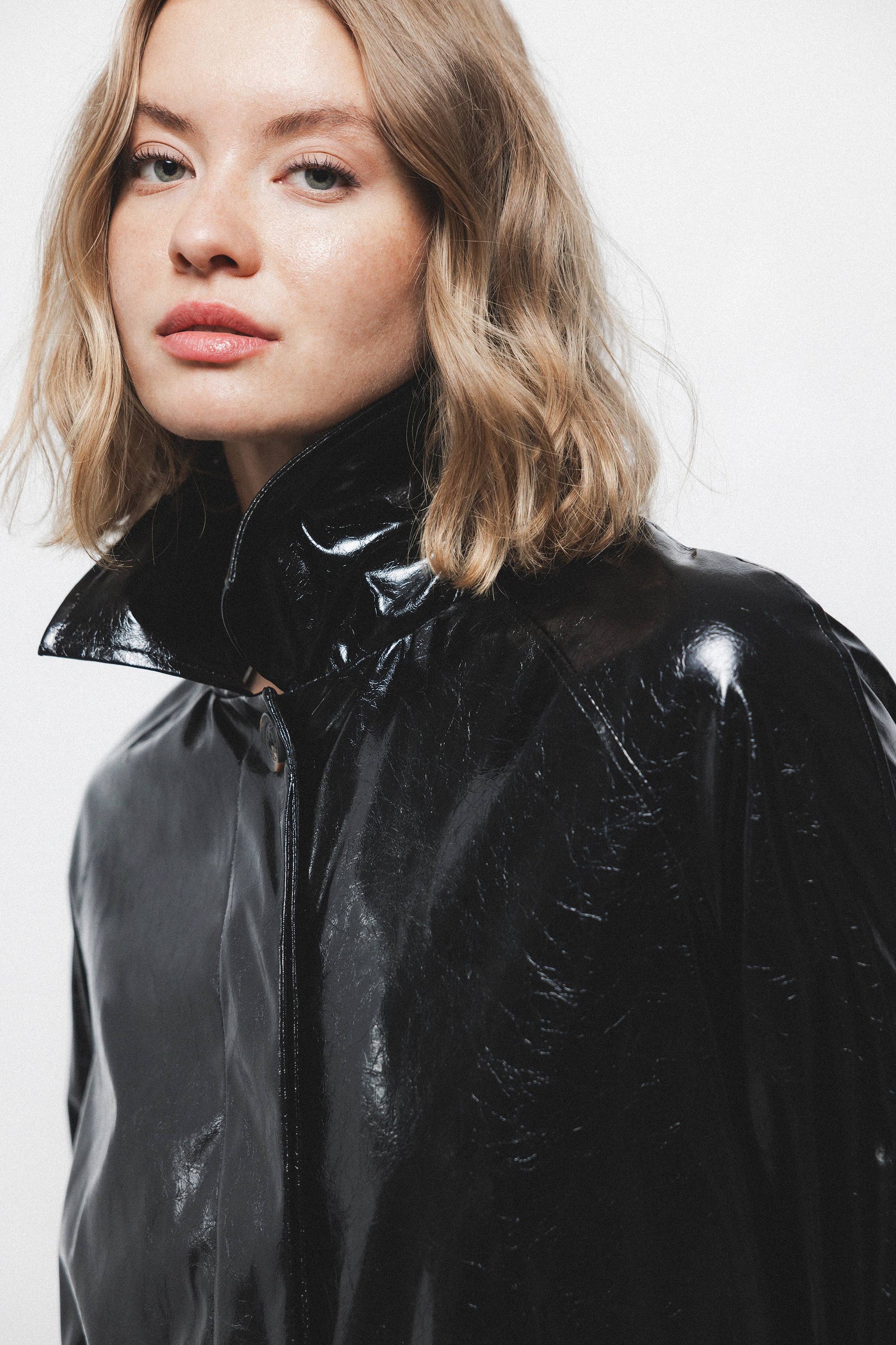 Trench coat effetto pelle nero lucido