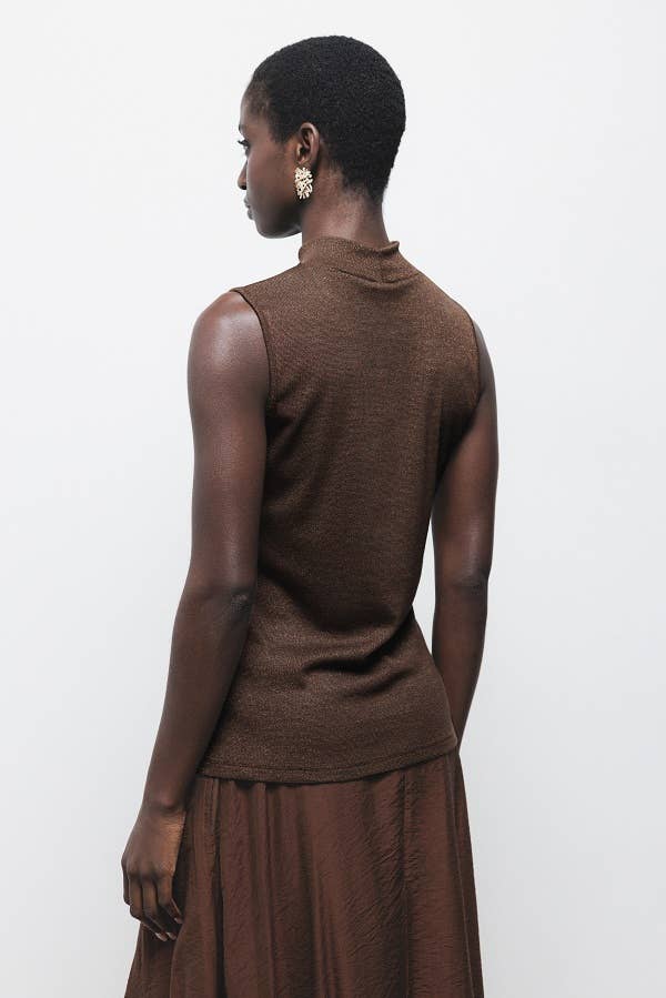 Top a collo alto con dettagli metallici