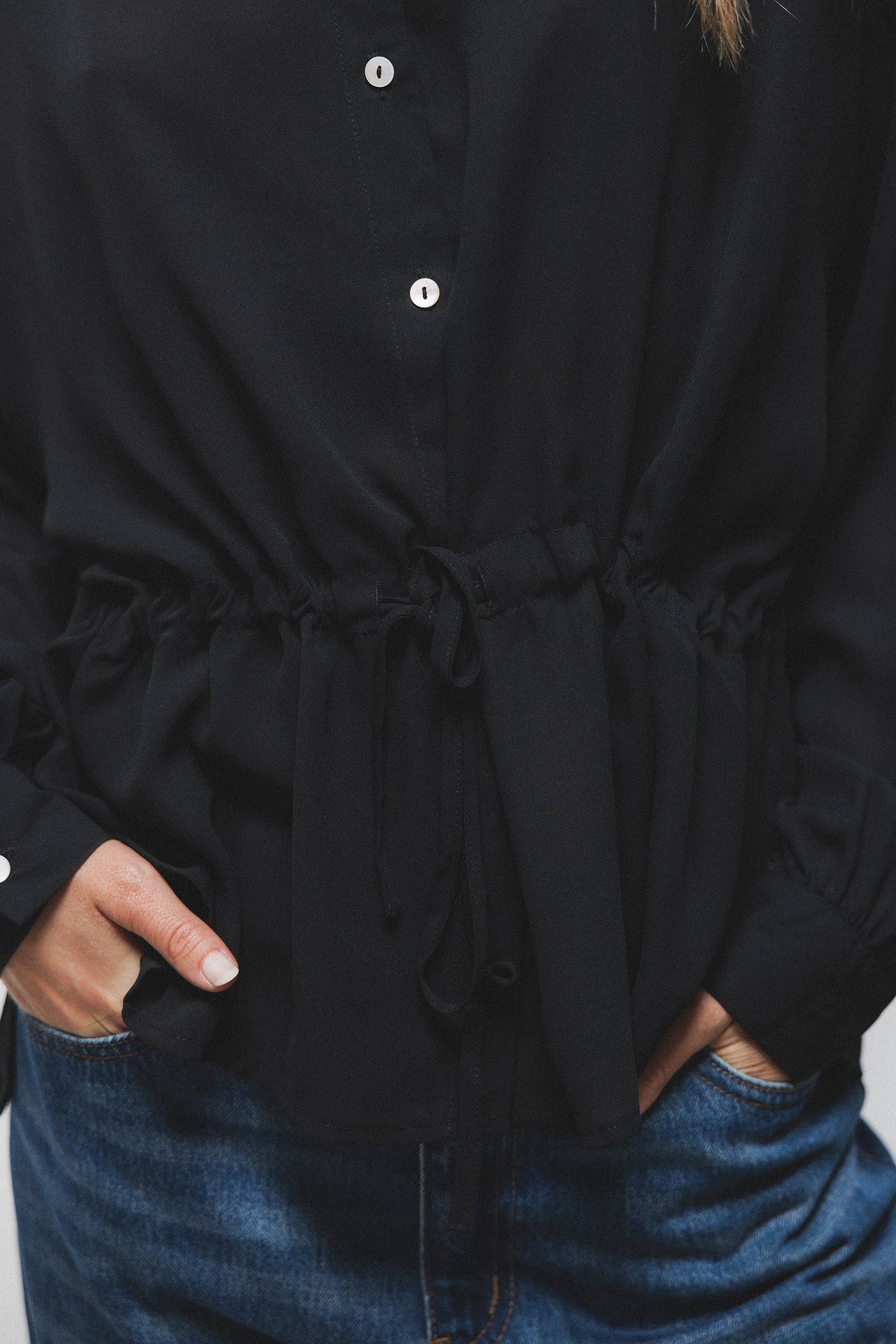 Blusa nera con coulisse in vita