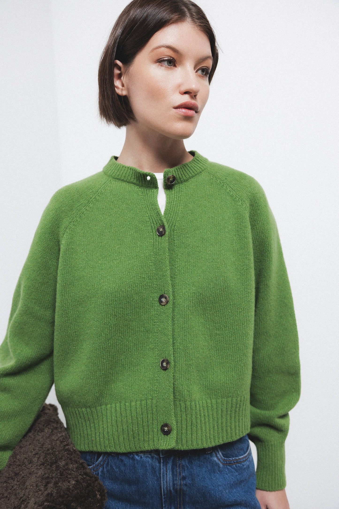 Cardigan in lana a maglia rasata con bottoni a contrasto