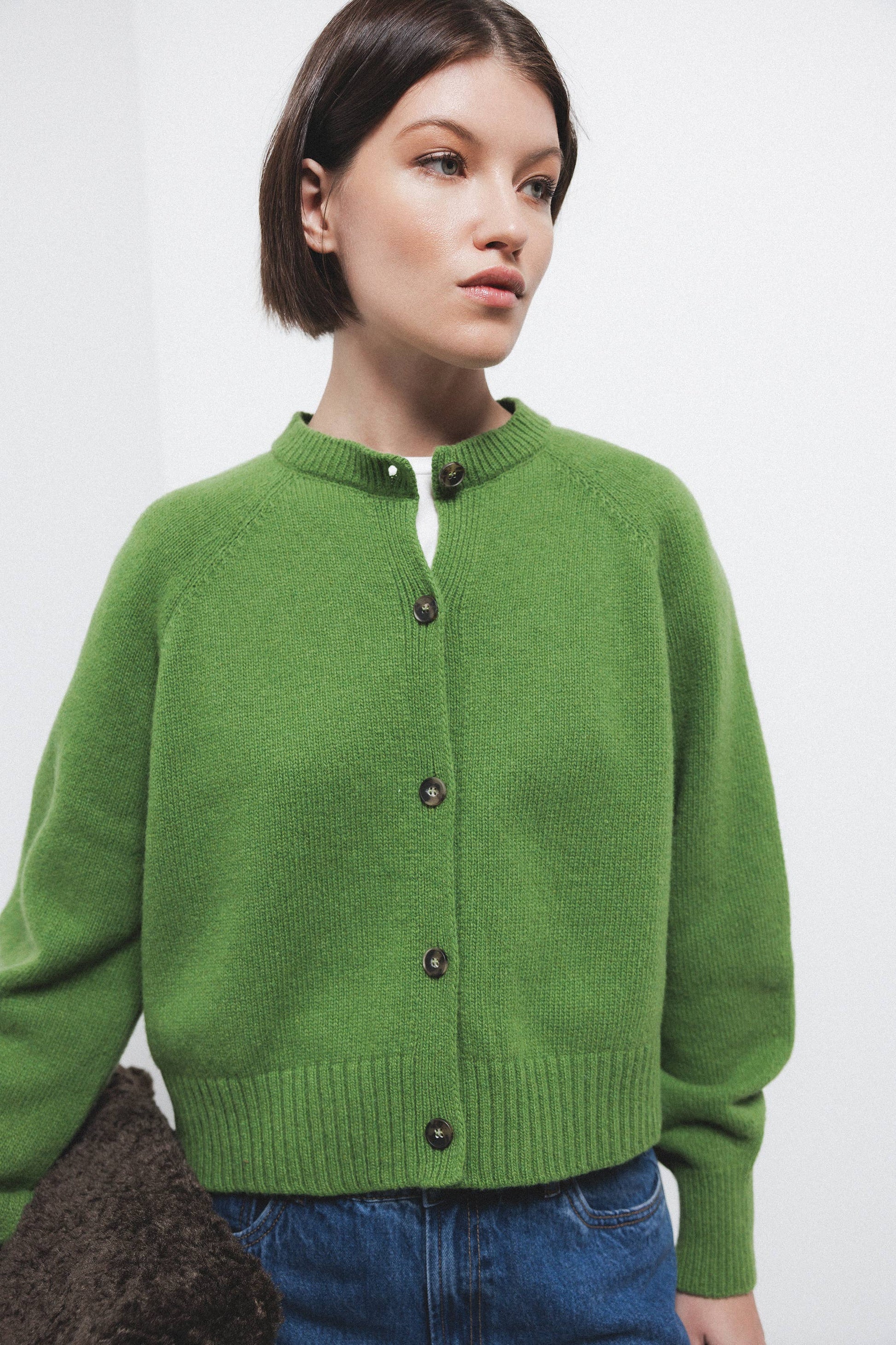 Cardigan in lana a maglia rasata con bottoni a contrasto