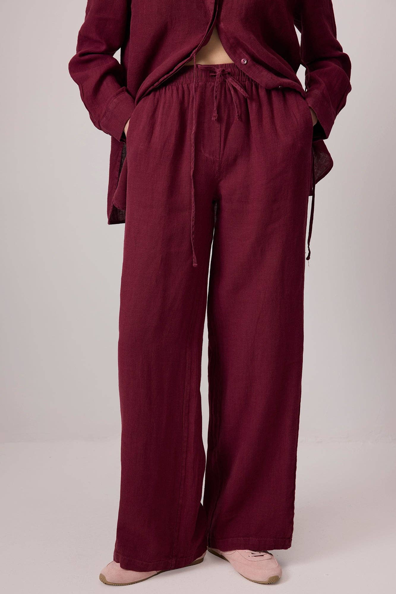 Completo in lino bordeaux con camicia con cintura e pantaloni wide-leg