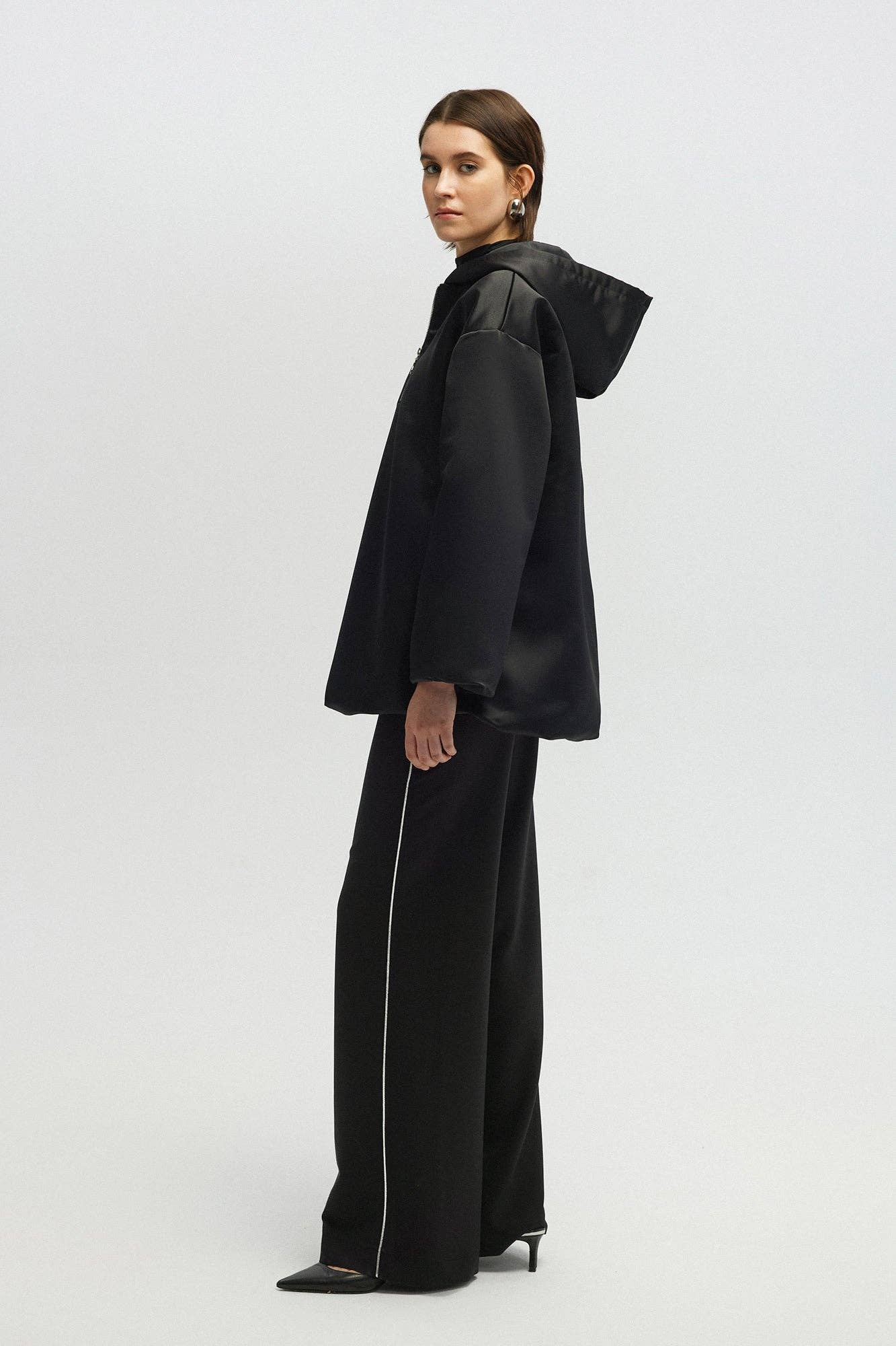 Felpa in raso oversize con zip e cappuccio