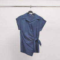 Camicia smanicata con collo sartoriale e nodo laterale