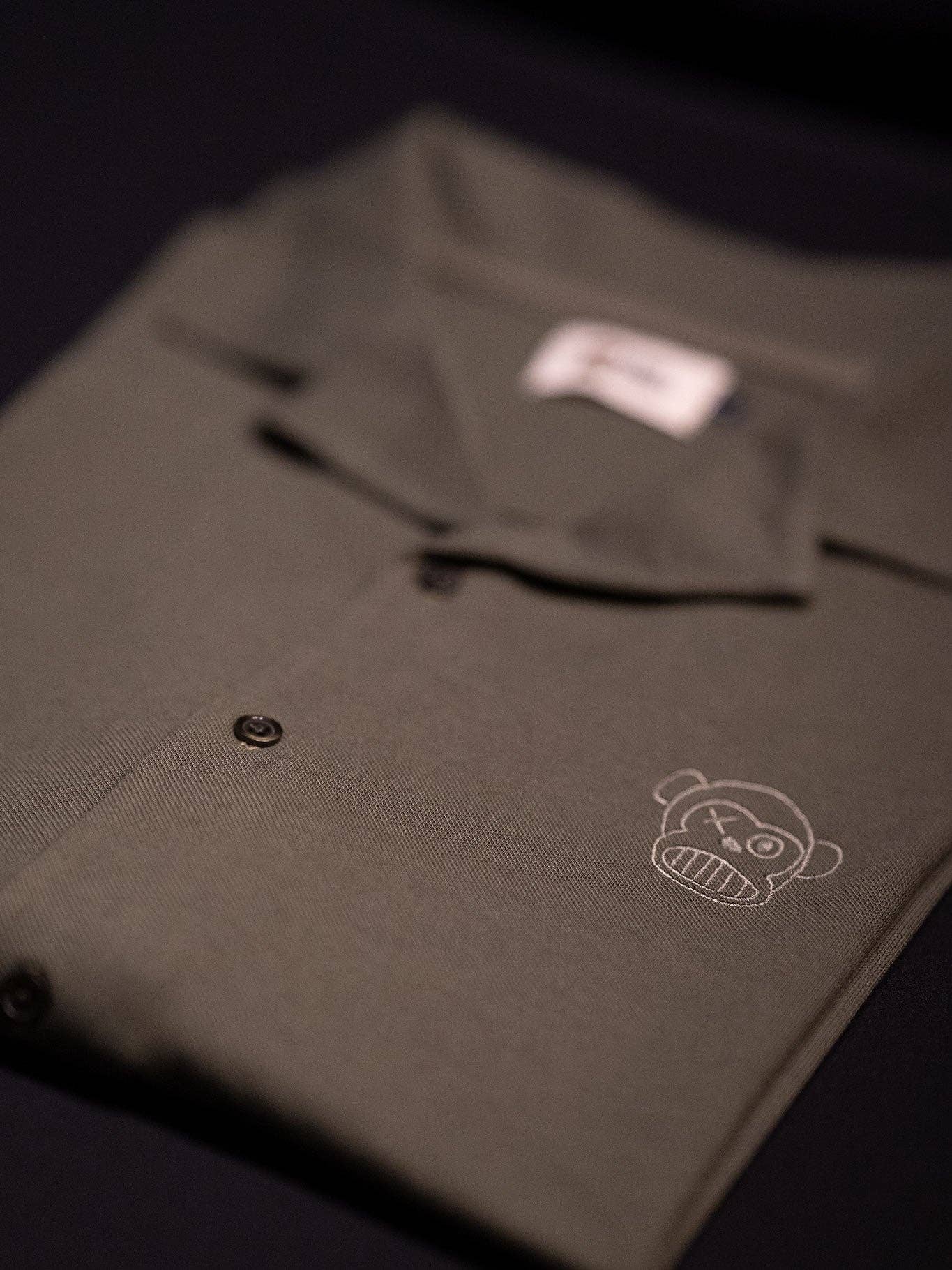 Camicia unisex in cotone piqué khaki con logo ricamato