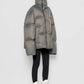 Piumino oversize con collo alto color pietra