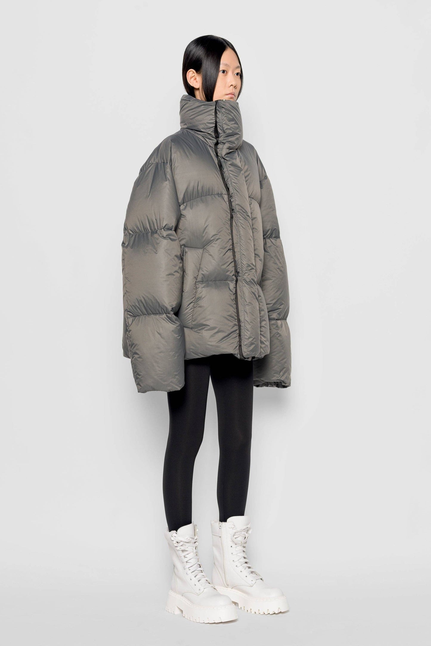 Piumino oversize con collo alto color pietra