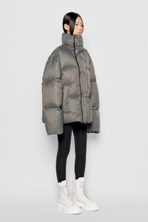 Piumino oversize con collo alto color pietra