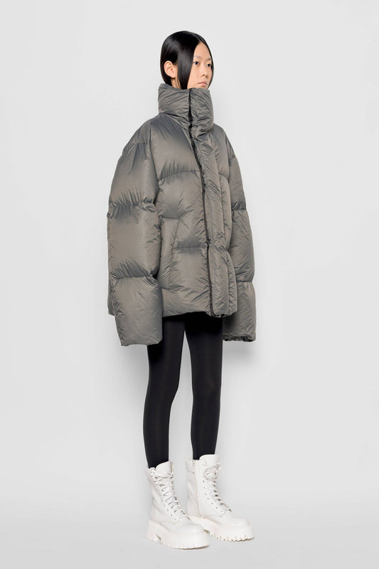 Piumino oversize con collo alto color pietra