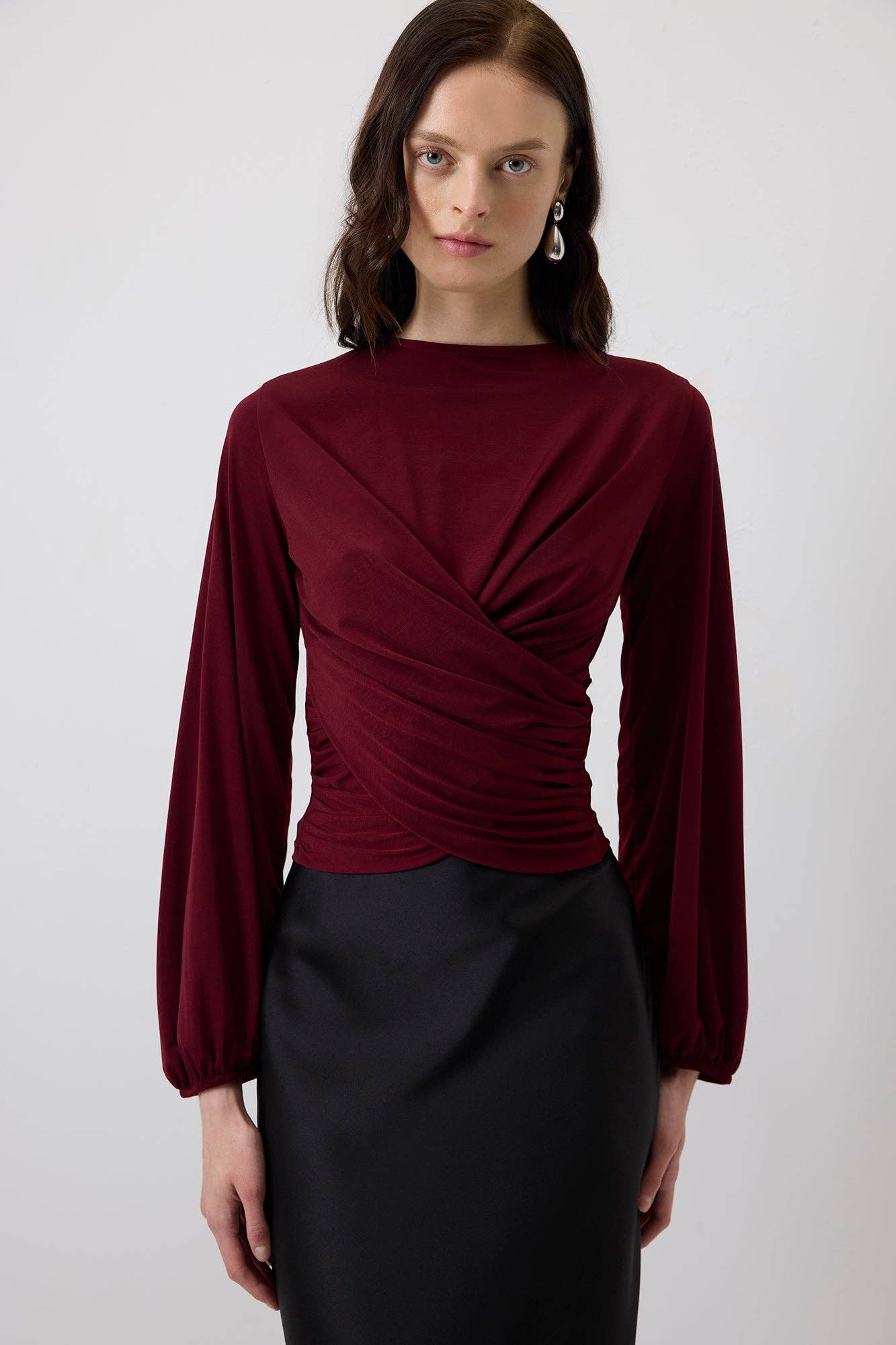 Blusa drappeggiata bordeaux con maniche a palloncino