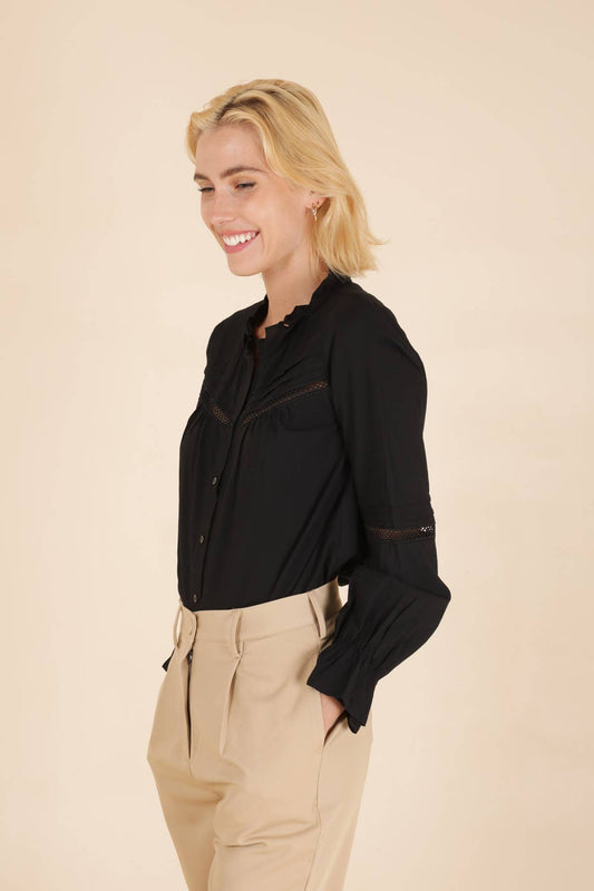 Blusa Telma nera con collo arricciato e inserti in pizzo