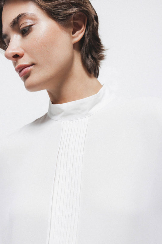Blusa minimal con collo alto