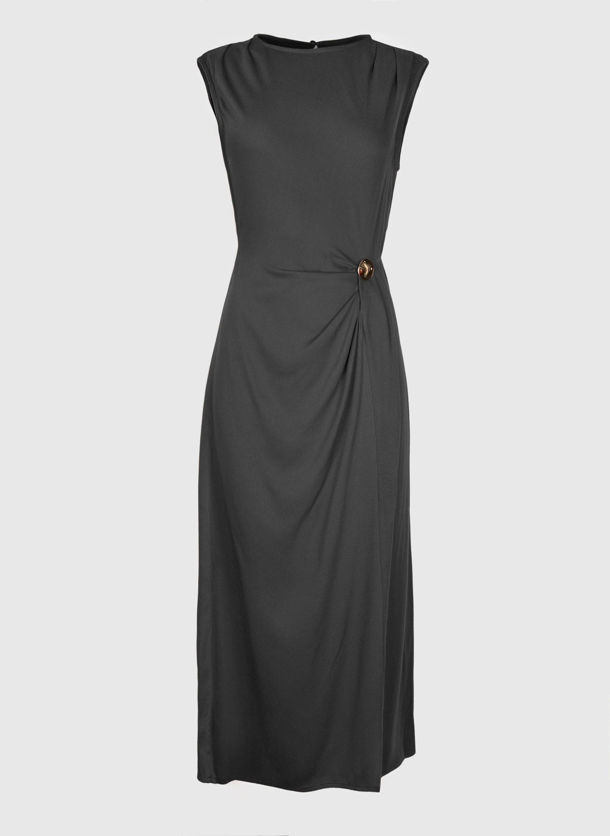 Abito midi aderente nero con drappeggio e bottone gioiello