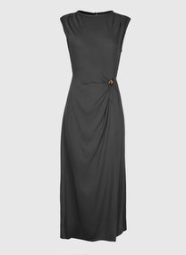 Abito midi aderente nero con drappeggio e bottone gioiello