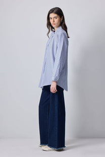 Camicia a righe con collo a fiocco