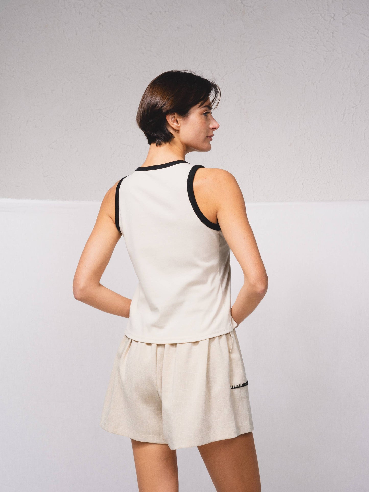 Top basic con bordi a contrasto