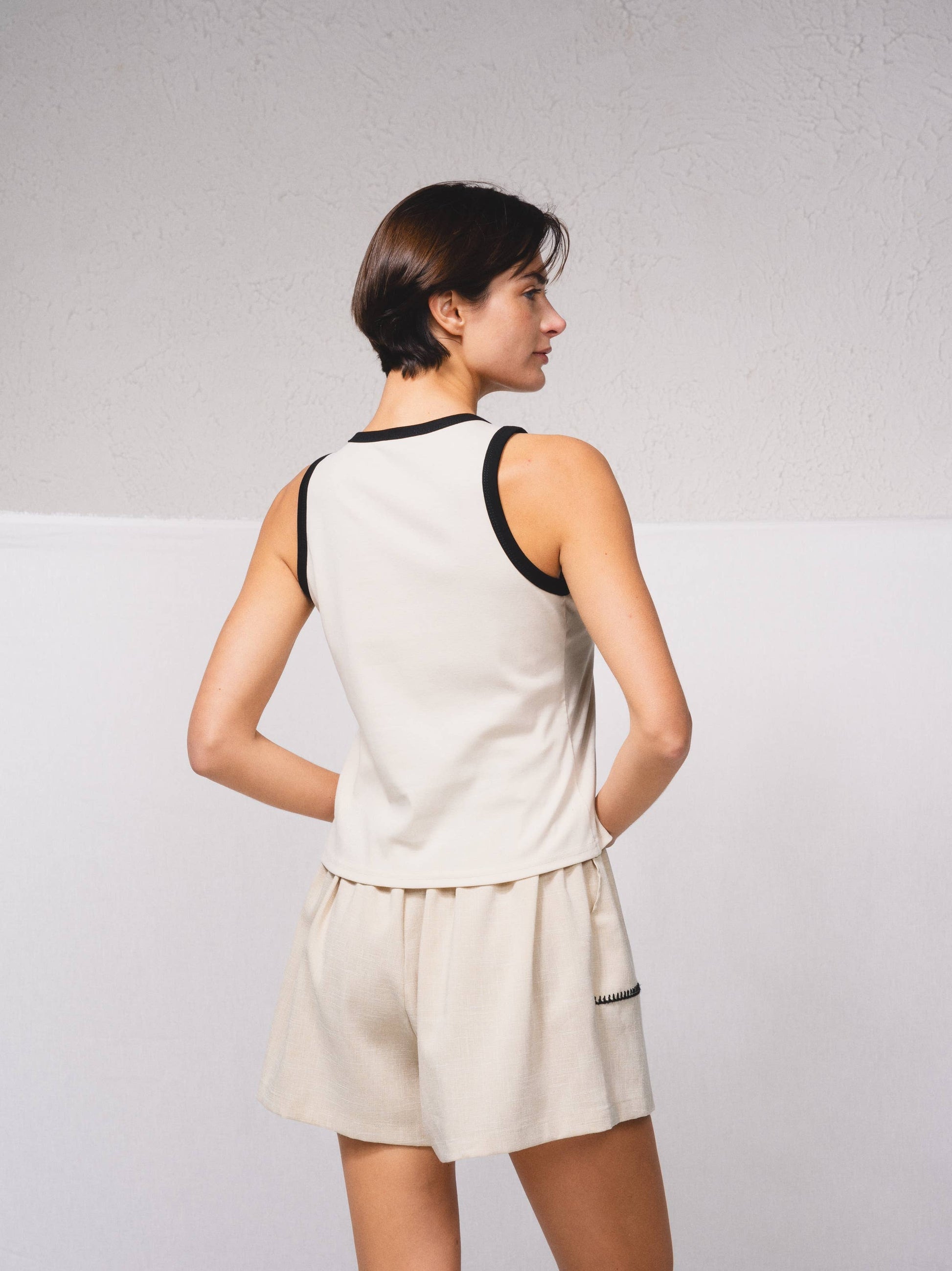 Top basic con bordi a contrasto